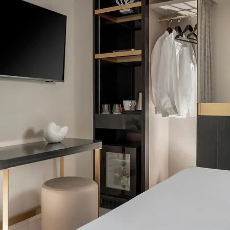 ホテル アンバシアトリ リミニ